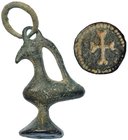 REINO GODO. Sello godo en forma de ave con anilla (s. V-VI d.C.). Marca en forma de cruz ancorada. Bronce. Diámetro 13 mm. Altura 4,5 cm.