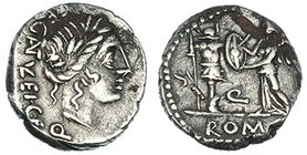 EGNATULEIA. Quinario. Roma (97 a.C.). A/ Cabeza de Apolo a der., detrás C. EGNATVLEI·C·F·Q· R/ Victoria a izq. escribiendo en el escudo de trofeo mili...