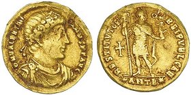 VALENTINIANO I. Sólido. Antioquía (364-367). R/ Valentiniano de frente sosteniendo lábaro y victoria, cruz en el campo; en el exergo: ANT B entre estr...