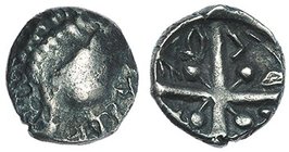 VOLCAS, emisiones con leyenda Ibérica. Dracma. A/ Cabeza masculina. R/ “À la croix”. Del centro de la cruz parten segmentos rematados en glóbulos. Ley...
