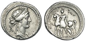LICINIA. Denario. Roma (55 a.C.). A/ Cabeza de Venus. R/ Soldado a izq. sosteniendo por las bridas a su caballo. Alrededor ley. P. CRASSVS M. F. CRAW-...