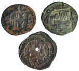 3 feluses: 108H, 110H conquista y 268H Muhammad I. BC+/MBC-. Uno de ellos con agujero.