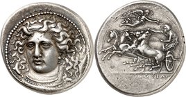Sicile
Syracuse. Tétradrachme d'argent signé par Kimon, vers 406-400 av. J.-C. APEƟΩΣA Tête d'Aréthuse de face, légèrement tournée vers la gauche, po...