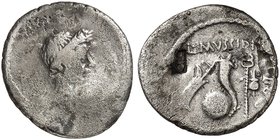 RÖMISCHE MÜNZEN. RÖMISCHE REPUBLIK. L. Mussidius Longinus. Denar, 42 v. Chr. Kopf von C. Iulius Caesar / Globus zwischen Ruder und Füllhorn, Caduceus ...