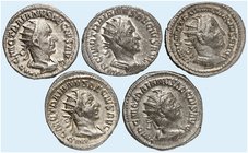 RÖMISCHE MÜNZEN. RÖMISCHE KAISERZEIT. Traianus Decius, 249 - 251. Lot von 5 Stück: Antoniniane. Rev. Dacia, Pannoniae, Uberitas, Victoria.
RIC 12b, 2...