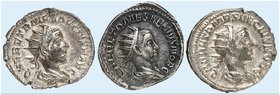 RÖMISCHE MÜNZEN. RÖMISCHE KAISERZEIT. Herennius Etruscus Caesar, 250 - 251. Lot von 3 Stück: Antoniniane. Rev. Priestergeräte (2x), Spes.
RIC 143, 14...