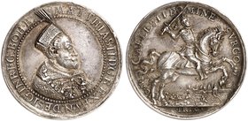 Matthias II., 1608-1619. Silbermedaille o. J. (1608, von Chr. Maler, 28,2 mm), auf die böhmische Thronfolge. Brustbild / Reiter mit erhobenem Schwert....