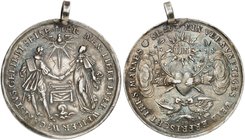 MISCELLANEA. Tragbare Silbermedaille o. J. (von S. Dadler, 43,6 mm), auf die Ehe. Heiliger Geist über Brautpaar an Altar / Zwei Hände aus Wolken halte...