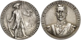 SCHÜTZENMEDAILLEN. Halle a. d. Saale. Silbermedaille 1907 (von Lauer, 40,3 mm), auf das XXIII. Mitteldeutsche Bundesschießen. Stehender Schütze vor St...