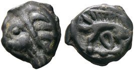 Gallia. Leuci. Potinmünze, Typ "au sanglier" nach 130 v. Chr. Stilisierter Kopf nach links mit groben Haaren, vorgestreckter Zunge und glattem Stirnba...