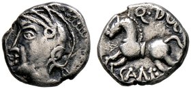 Gallia. Sequani. Quinar ca. 52 v. Chr. Stilisierte Büste nach links [davor Q DOCI] / Pferd nach links, darunter SAM F, darüber Q DOCI. LT 5405ff, DT 3...