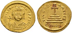 Tiberius II. Constantinus 578-582. Solidus -Constantinopolis-. 7. Offizin. Gepanzerte Büste von vorn mit Krone, Kreuzglobus und Schild / Stufenkreuz. ...