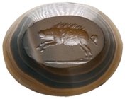 Römischer Intaglio. 2./3. Jahrhundert n.Chr. Wildschwein nach links springend. Dunkler Lagenachat. 13,4 x 10,8 mm
vorzüglich
