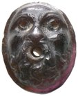 Hochplastischer Kameo. 18. Jahrhundert. Bärtiger Kopf mit Glatze frontal dargestellt (Windgott?). Dunkle Glaspaste. 11,5 x 14,2 mm
von hinten zur Mund...