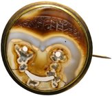 Runder Kameo. 18./19. Jahrhundert. Gorgoneion mit durchbrochenen Augen und Mund. Lagenachat. 27 mm
als Brosche gefasst (585er Gold), vorzüglich