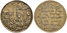 Augsburg, Stadt. Altvergoldete Silbermedaille 1632 (wohl) von Hans Lenker, im Stil von Lorenz Schilling. Die Anbetung der Hirten / Acht Zeilen Schrift...