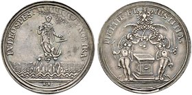 Frankfurt, Stadt. Silbermedaille o.J. (um 1625) von Lorenz Schilling. Auf einem Felsen im Meer steht eine weibliche Figur, die Linke auf einen rechts ...