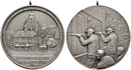 Herrenberg, Stadt. Tragbare, mattierte Silbermedaille 1927 unsigniert, auf das 19. Verbandsschießen des Schwarzwälder Zimmerschützenverbandes. Stadtan...