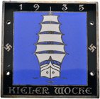 Kiel, Stadt. Einseitige Plakette 1935 vom Juwelier Hansen jun. gefertigt. Bronze-versilbert (oder Tombak) und mehrfarbig emailliert. Segelschiff von d...
