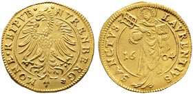 Nürnberg, Stadt. Goldgulden 1604. Schlanker Adler nach links blickend / St. Laurentius mit Rost und Buch (von schmaler Zeichnung) fast von vorn stehen...