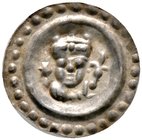 Ulm, königliche Münzstätte. Friedrich II. 1215-1250. Brakteat 1220-1250. Gekrönter Kopf, der nach rechts ausgestreckte rechte Arm hält eine Lilie. Lin...