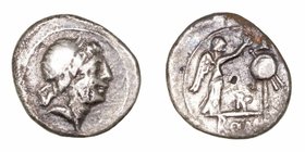 Anónimo
Victoriato. AR. (208 a.C.). A/Cabeza laureada de Júpiter a der. R/Victoria coronando un trofeo, entre ambos letra R y en exergo ROMA. 1.43g. ...