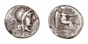 Porcia
Quinario. AR. (89 a.C.). R/Victoria sentada a der., debajo (VICTRIX). 1.40g. Sear 11. BC+/BC-.
