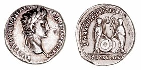 Augusto
Denario. AR. (27 a.C.-14 d.C.). A/Cabeza laureada de Augusto a der., alrededor ley. R/Cayo y Lucio césares de frente, entre ellos escudos, li...