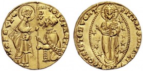 MONETE ITALIANE
VENEZIA
Giovanni Soranzo doge LI, 1312-1328. Ducato. Au gr. 3,54 IO SVRANTIO San Marco stante a s., porge il vessillo al Doge, genuf...