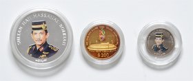 Brunei
 Münzsatz 1999 2 $ CuNi, 20 $ AG, 200 $ 1 Unze Gold. KM PS18 stgl