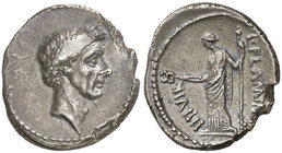 (43 a.C.). Julio César / Lucius Flaminius Chilo. Denario. (Craw. 485/1) (FFC. 22, mismo ejemplar). 3,77 g. Bella. Rara. EBC-.