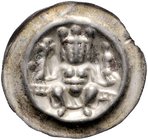 Frankfurt - Reichsmünzstätte Brakteat (1260/1270) Thronender König mit Kreuzstab und Doppelreichsapfel auf Gitterleiste, im Feld links eine Kugel Häv....