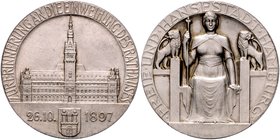 Hamburg Silbermedaille o.J. (v. R. Bosselt) a.d. 10-jährige Jubiläum der Einweihung des Rathauses, i.Rd: H.M. SILBER 990 Gaed. 2716. 
42,7mm 29,9g f....