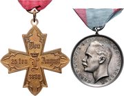 Hessen - Darmstadt Ernst Ludwig 1892-1918 Lot von 2 Stücken: Verdienstmedaille 'FÜR TAPFERKEIT', verliehen von 1893-1918, an hellblau-rotem Band (33,3...