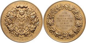 Lübeck - Stadt Bronzemedaille 1932 (graviert), vergoldet (v. Loos) Prämie des Senats der Stadt für treue Dienste, mit Gravur 
51,0mm 63,0g vz