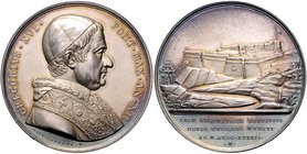 Vatikan Gregor XVI. 1831-1846 Silbermedaille 1842 AN XII (v. G. Cerbara) auf die Restaurierung der Festung Ancona Spink -. Rinaldi 37. 
43,5 mm 32,7 ...