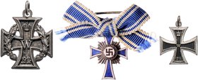 - Militaria, Orden und Ehrenzeichen Lot von 3 Stücken: zwei Anhänger in Form von Eisernen Kreuzen und eine Miniatur des Mutterkreuzes mit Bandschleife...