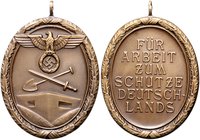 - Militaria, Orden und Ehrenzeichen Ehrenzeichen o.J. Deutsches Schutzwall Ehrenzeichen, sog. Spatenorden OEK 3520. 
m. Orig.Öse 33,0x40,6mm 16,7g vz...