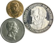 - Personen - Blücher, Gebhard L. von 1742-1819 Lot von 3 Stücken: Zinnmedaille 1814 (v. Mills) auf seinen 71. Geburtstag (Rf., 39,8mm 21,8g), Bronzeme...