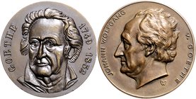 - Personen - Goethe, J.W. v. 1749-1832 Lot von 2 Stücken: Bronzemedaille (v. Wernstein) mit leerem Gravurfeld und einseitige, patinierte Bronzemedaill...