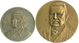 - Personen - Hindenburg, Paul v. 1847-1934 Lot von 2 Stücken: Einseitige Bronzemedaille o.J. (v. EK) und Marke im Wert von 3 RM der Fa. Curt Holzberge...