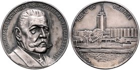 - Personen - Hindenburg, Paul v. 1847-1934 Lot von 2 Bronzemedaillen (1x versilbert) o.J. (1933) anlässlich der Weltausstellung in Chicago 
je ca. 30...