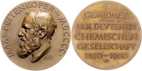 - Personen - Pettenkofer, Max v. 1818-1901 Bronzemedaille 1900 (v. Hildebrand) gewidmet von der Deutschen Chemischen Gesellschaft 1850-1900 
49,2mm 6...