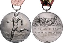- Sport Silbermedaille 1927 (unsign.) Nackter Läufer / punziert: G.L.A.F. 1927 Lauterbach, 990, am (verblassten) beige-roten Dreiecksband mit Nadel. ...