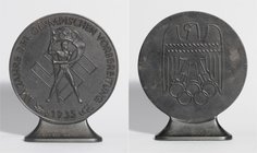 - Sport Eisengussmedaille 1935 (v. Lauchhammer) Im Jahre der Olympischen Vorbereitung, auf Standfuß mit Gravur: III. PR. SPEERWERFEN-FRAUEN R.S.V. BLN...