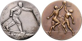 - Sport Lot von 3 Stücken: (v. H. Diller) je eine Bronzemedaille mit 3 Basketballspielern unter dem Korb (winz.Rf., vz+) u. mit 2 Ringkämpfern beim Wu...