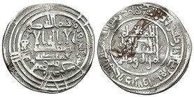 CALIFATO DE CORDOBA. Abd Al-Rahman III. Dirham. 334 H. Al-Andalus. Citando a Qasim en la IA. Vives 408. Ar. 3,27g. Mancha de óxido en reverso. MBC.