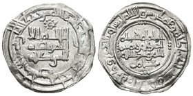CALIFATO DE CORDOBA. Hisham II. Dirham. 381 H. Al-Andalus. Inusual decoración lineal decorada con tres puntos y citando a ´Amir en la IIA. Vives 514. ...