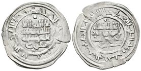 CALIFATO DE CORDOBA. Hisham II. Dirham. 386 H. Al-Andalus. Citando a Mufariy en la IA y Amir en la IIA. Vives 531. Ar. 2,31g. MBC.