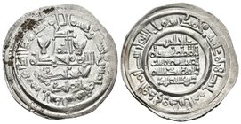 CALIFATO DE CORDOBA. Hisham II. Dirham. 395 H. Al-Andalus. Citando a ´Abd/Al-Malik en la IA y Al-Hayib/´Abd Al-Malik en la IIA. Vives 587. Ar. 2,68g. ...